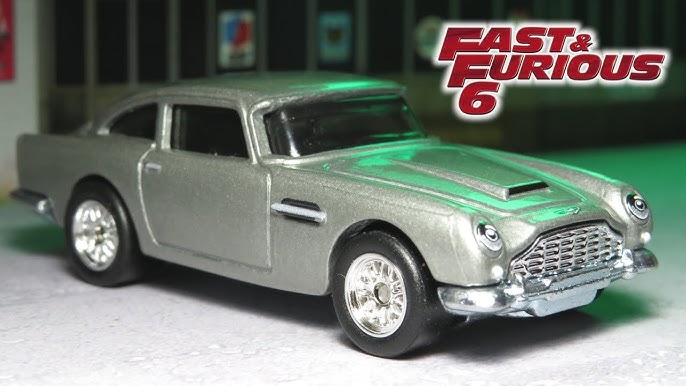 Hot Wheels Aston Martin DB5. Premium. Silver